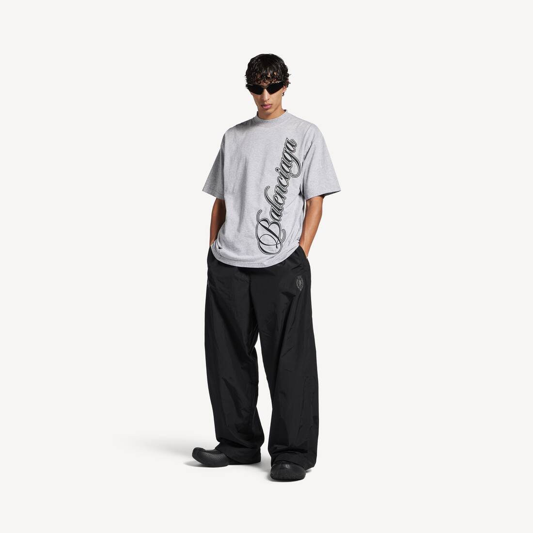 Camiseta masculina de letra cursiva, ajuste medio, gris claro/negro