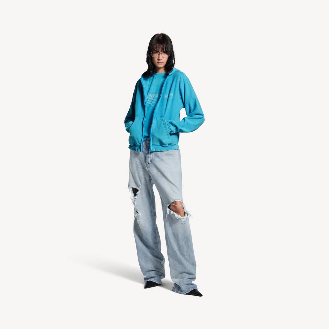 Sudadera con capucha ajustable para mujer de color azul celeste con acabado lavado y estilo regular