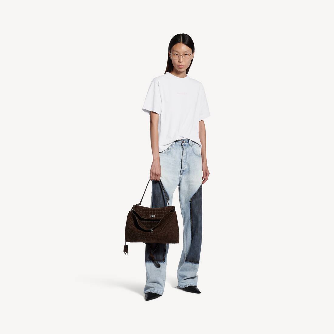 Camiseta mujer Balenciaga modelo medio en blanco sucio