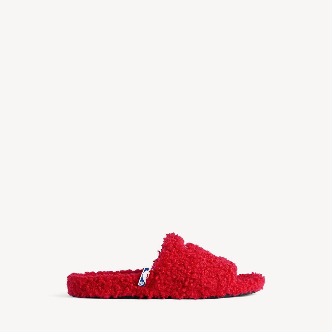 Mocasín abierto de piel sintética con diseño de pelo para hombre | Balenciaga | Colaboración NBA en rojo y blanco