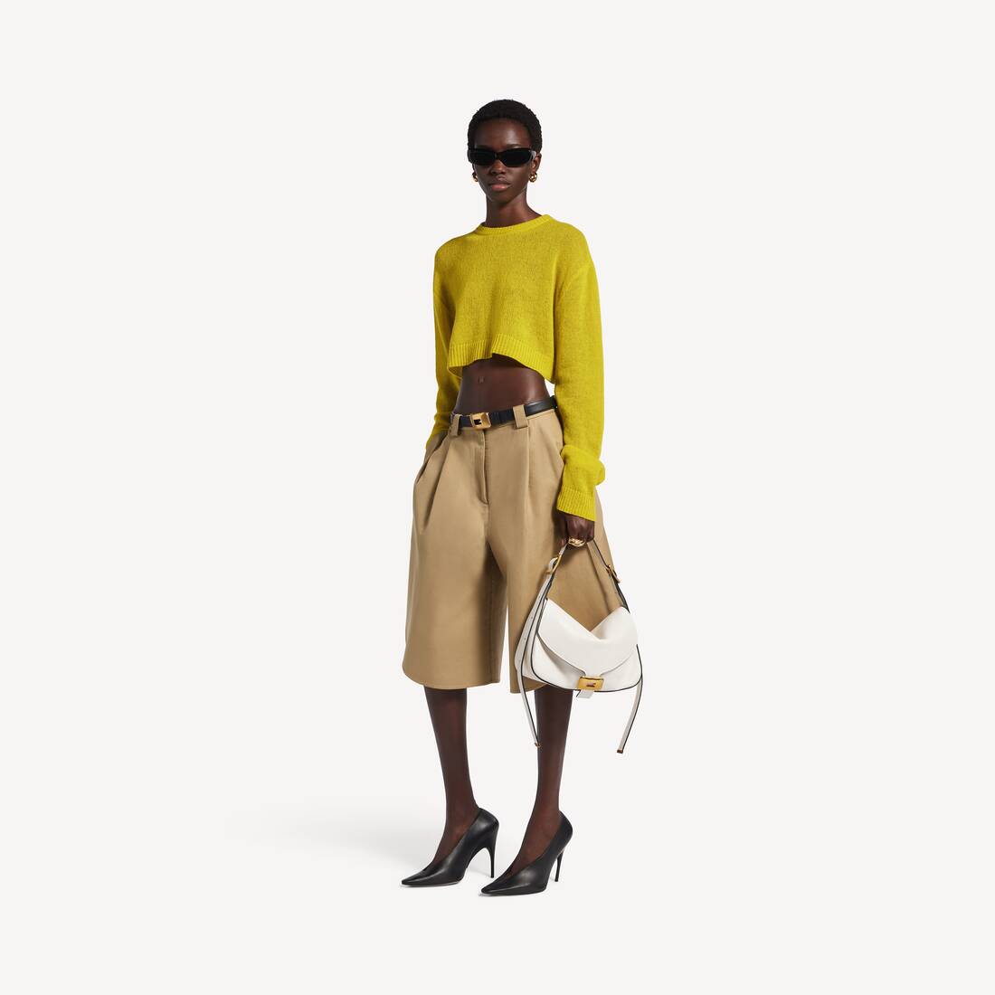 Mujer Corta de cuello redondo en amarillo oscuro