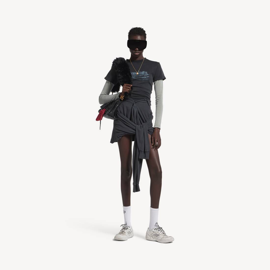 Camiseta de manga doble política con lavado de crayón para mujer en negro desvanecido