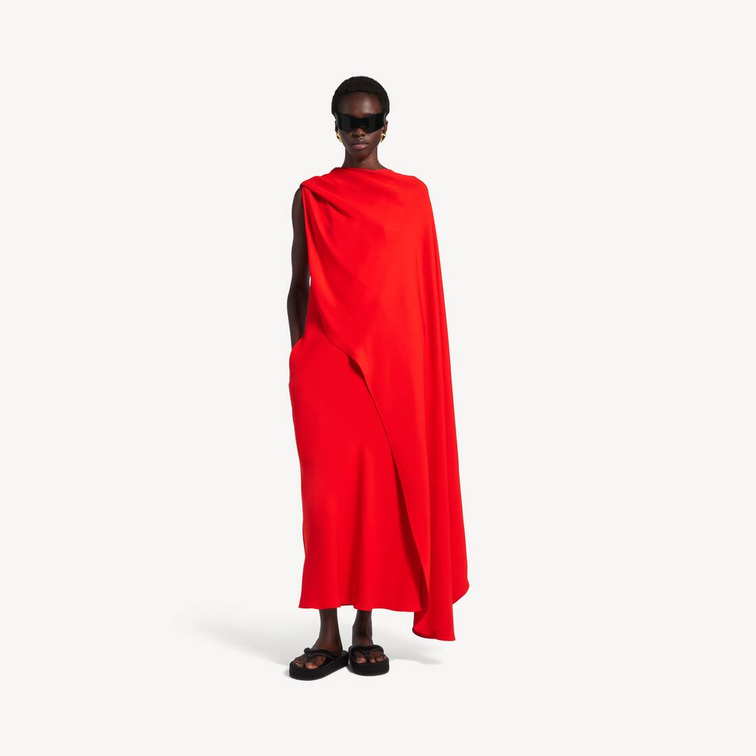 Vestido de mujer con caída en rojo atardecer