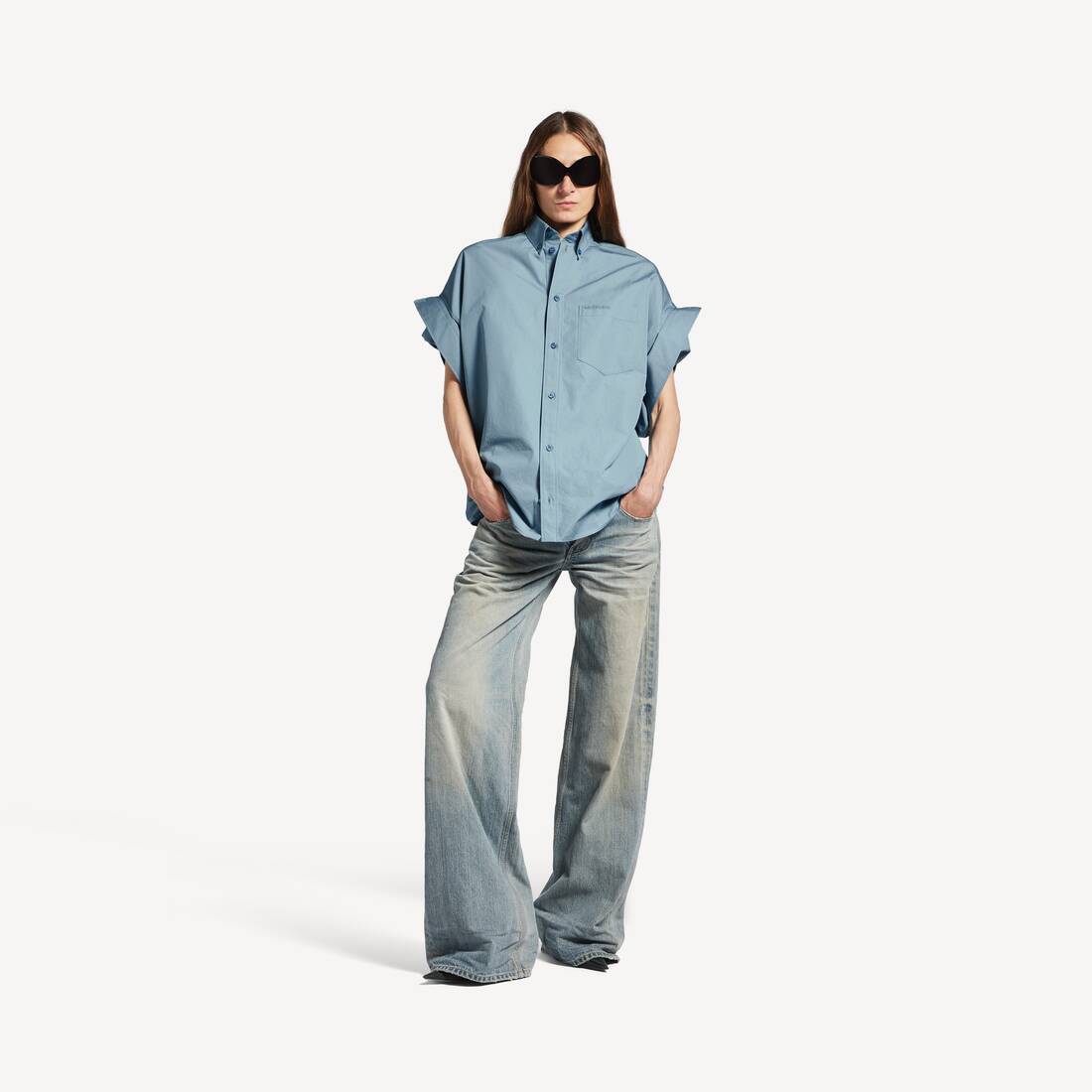 Camisa para mujer con mangas dobladas en azul gris