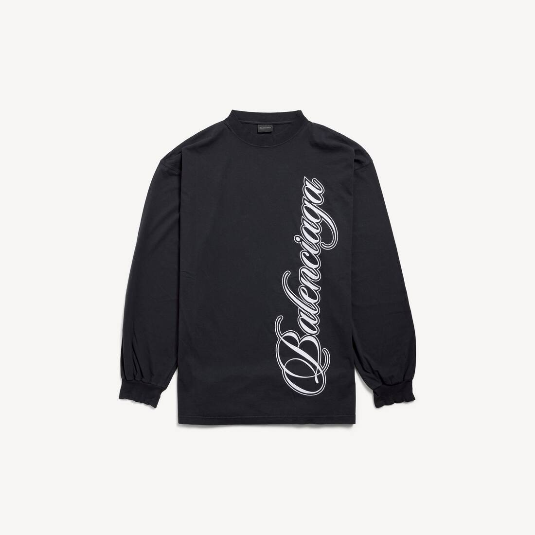 Camiseta de manga larga con letra cursiva para hombre, talla grande en negro y blanco desgastado