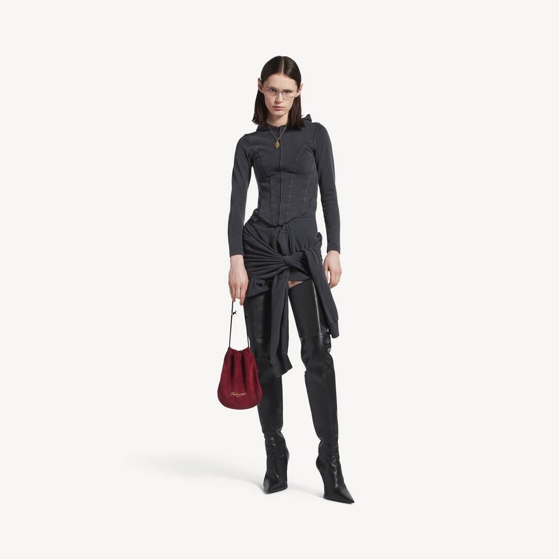 Sudadera con capucha ajustada con cremallera para mujer en negro desgastado