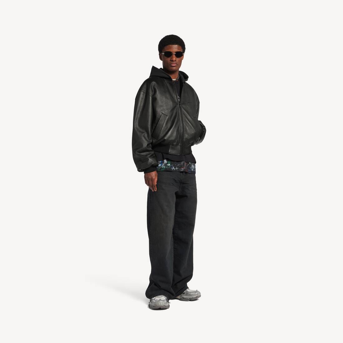 Chaqueta con capucha y parches para hombre en negro