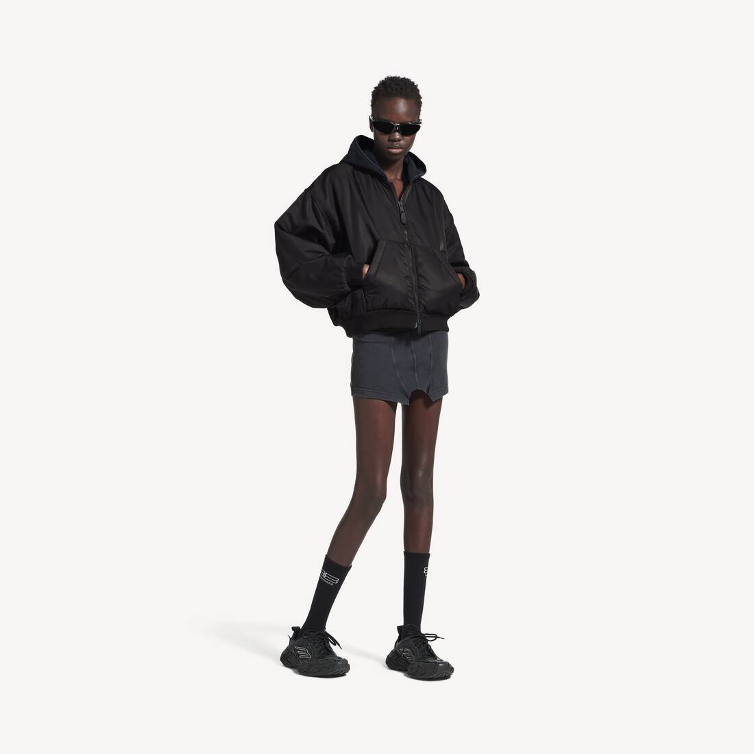 Chaqueta bomber con capucha en negro