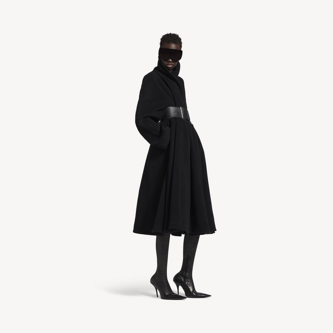 Abrigo envolvente para mujer en negro