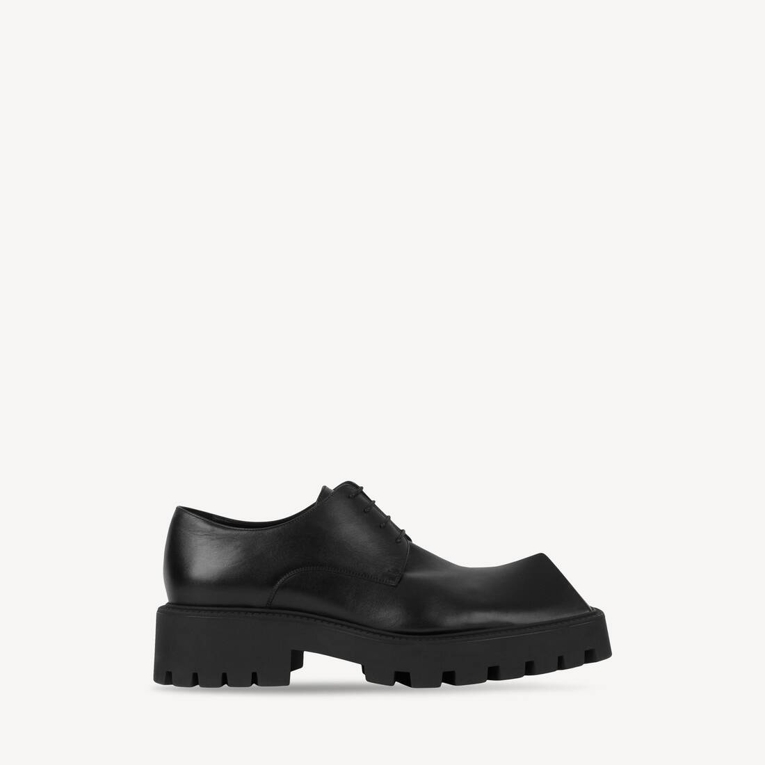 Derby de hombre en negro