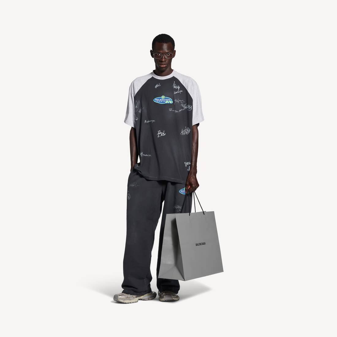 Camiseta Oversized de Manga Raglán para Hombre en Negro Desvanecido