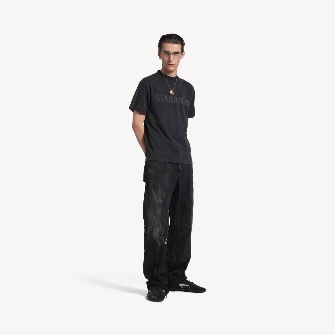 Camiseta masculina de corte regular en negro desgastado