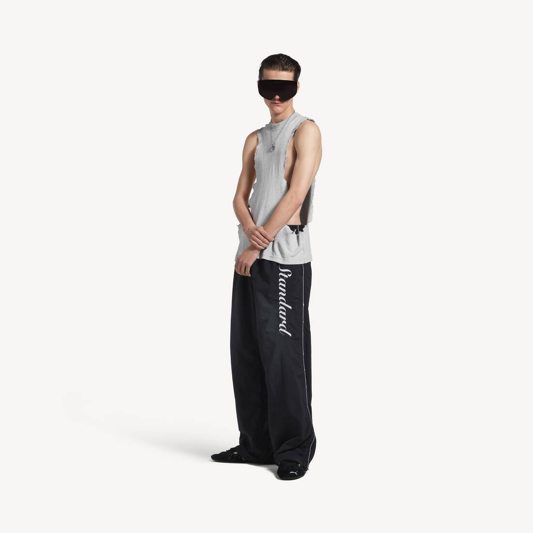 Camiseta tipo tank para hombre en gris claro desgastado