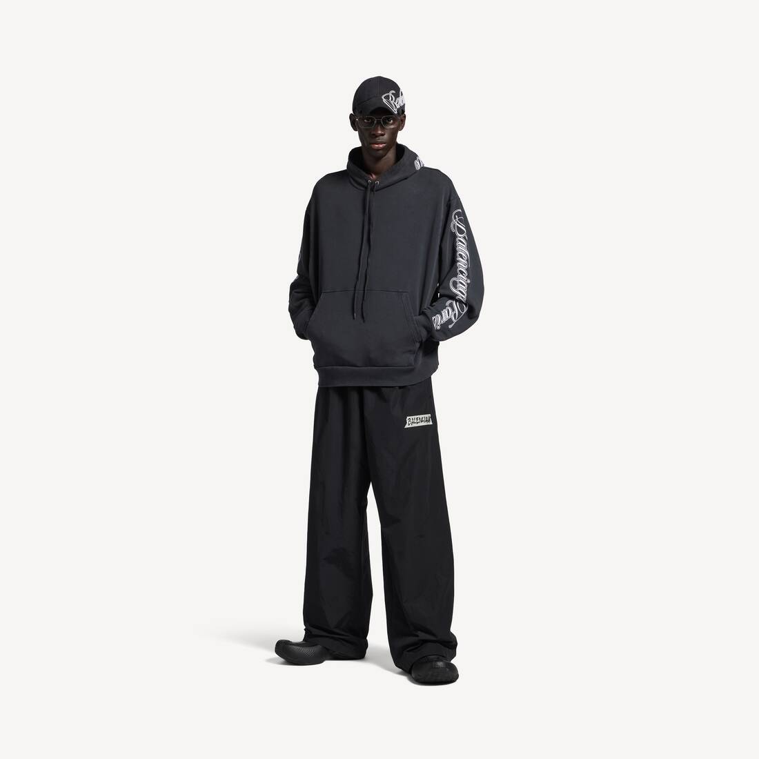 Sudadera Oversized con Letras Manuscritas para Hombre en Negro y Blanco Desgastado
