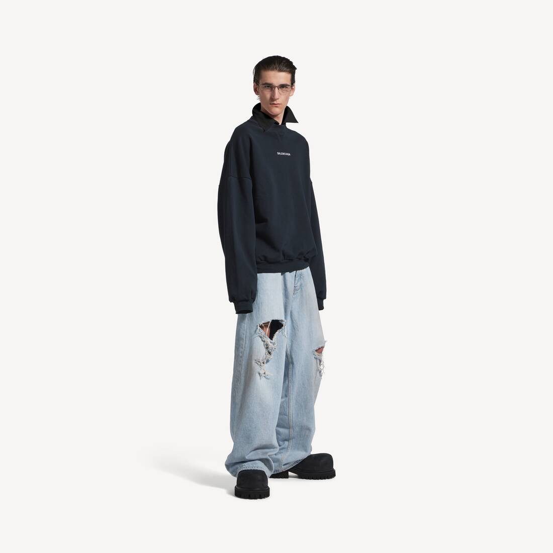 Camiseta de hombre Balenciaga con cuello redondo y cuello trasero en negro desgastado