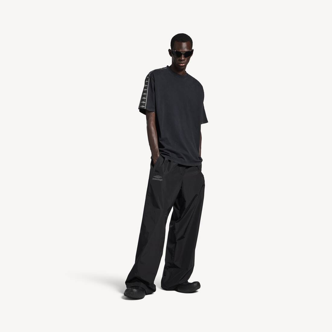 Camiseta de rayas para hombre talla media en negro desgastado