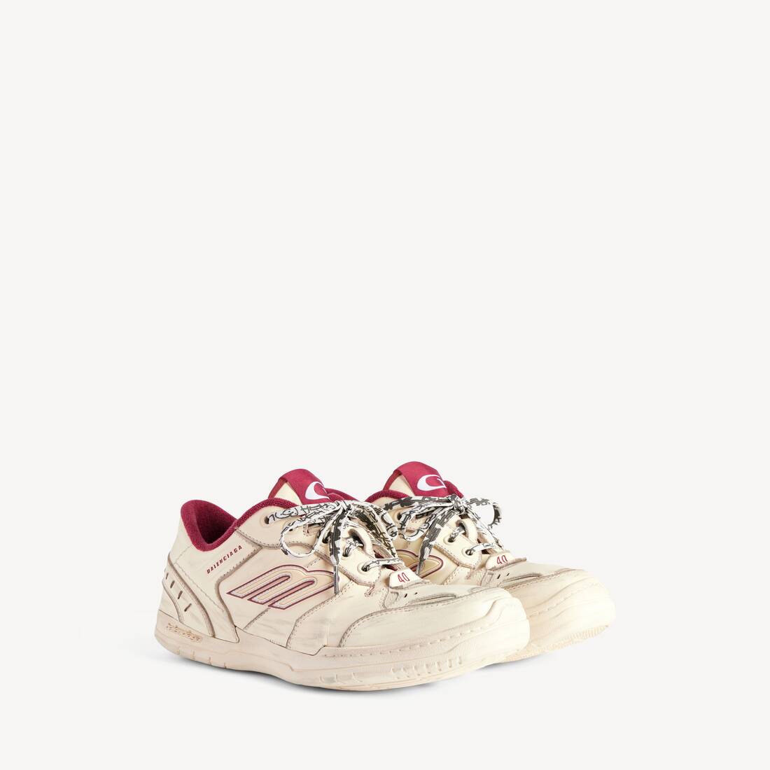 Zapatilla de mujer Hamptons mediana usada en blanco roto y rojo
