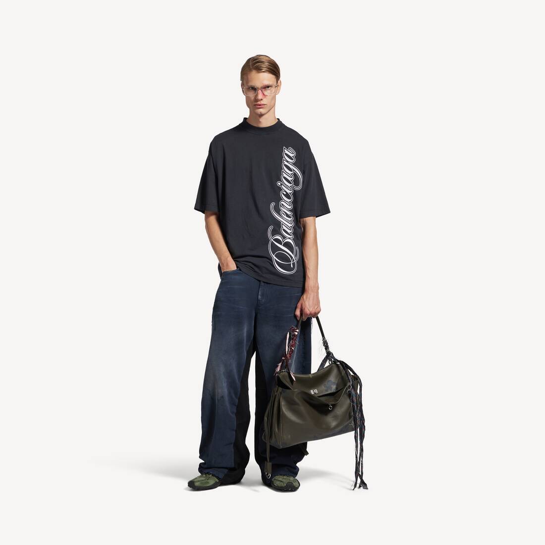 Camiseta masculina de letra cursiva con ajuste mediano en negro/blanco
