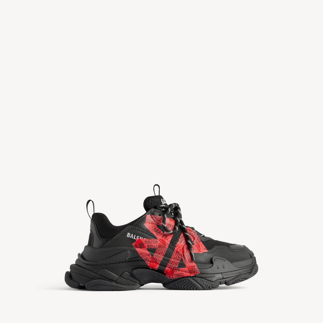 Zapatilla Triple S para hombre en negro/rojo