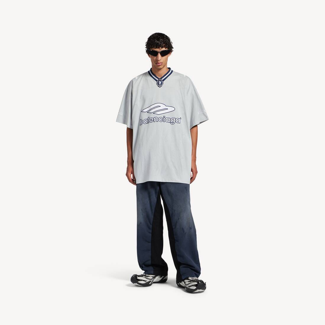 Camiseta de fútbol para hombre con cuello en V y corte oversize en gris/blanco