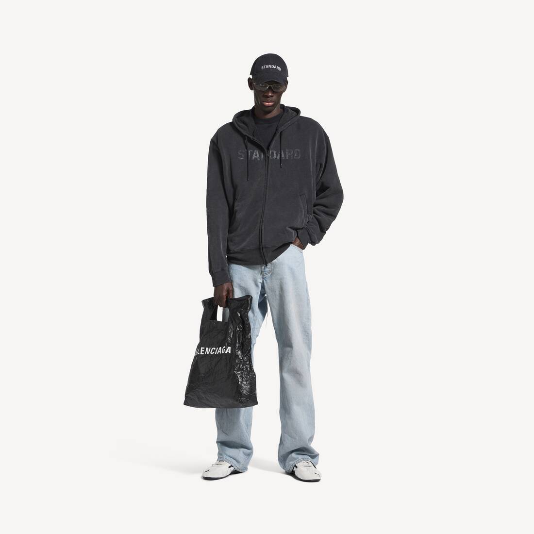 Sudadera con capucha de hombre estándar amplia con cremallera en negro desgastado