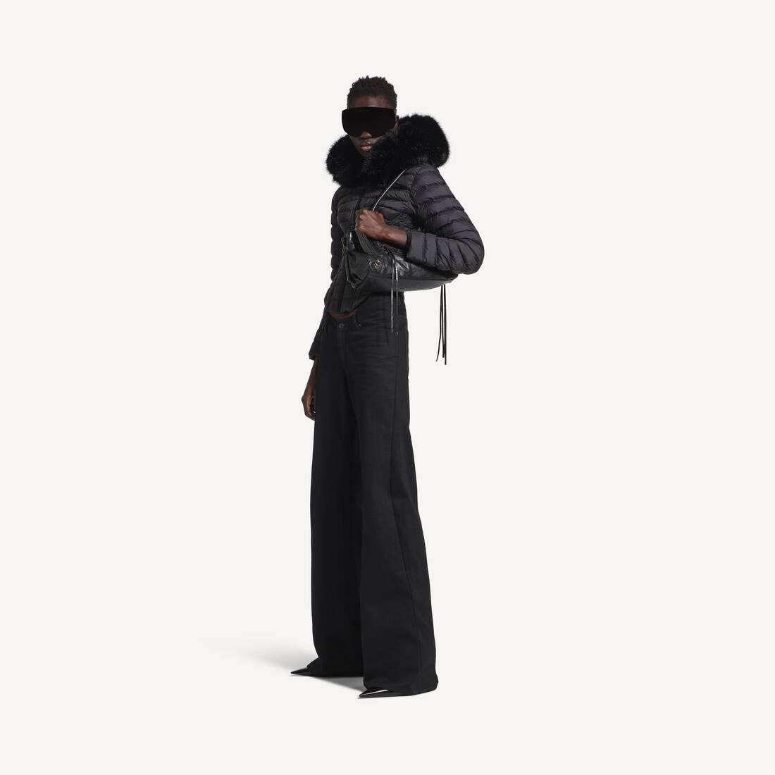 Chaqueta acolchada con capucha y cinturón para mujer en negro