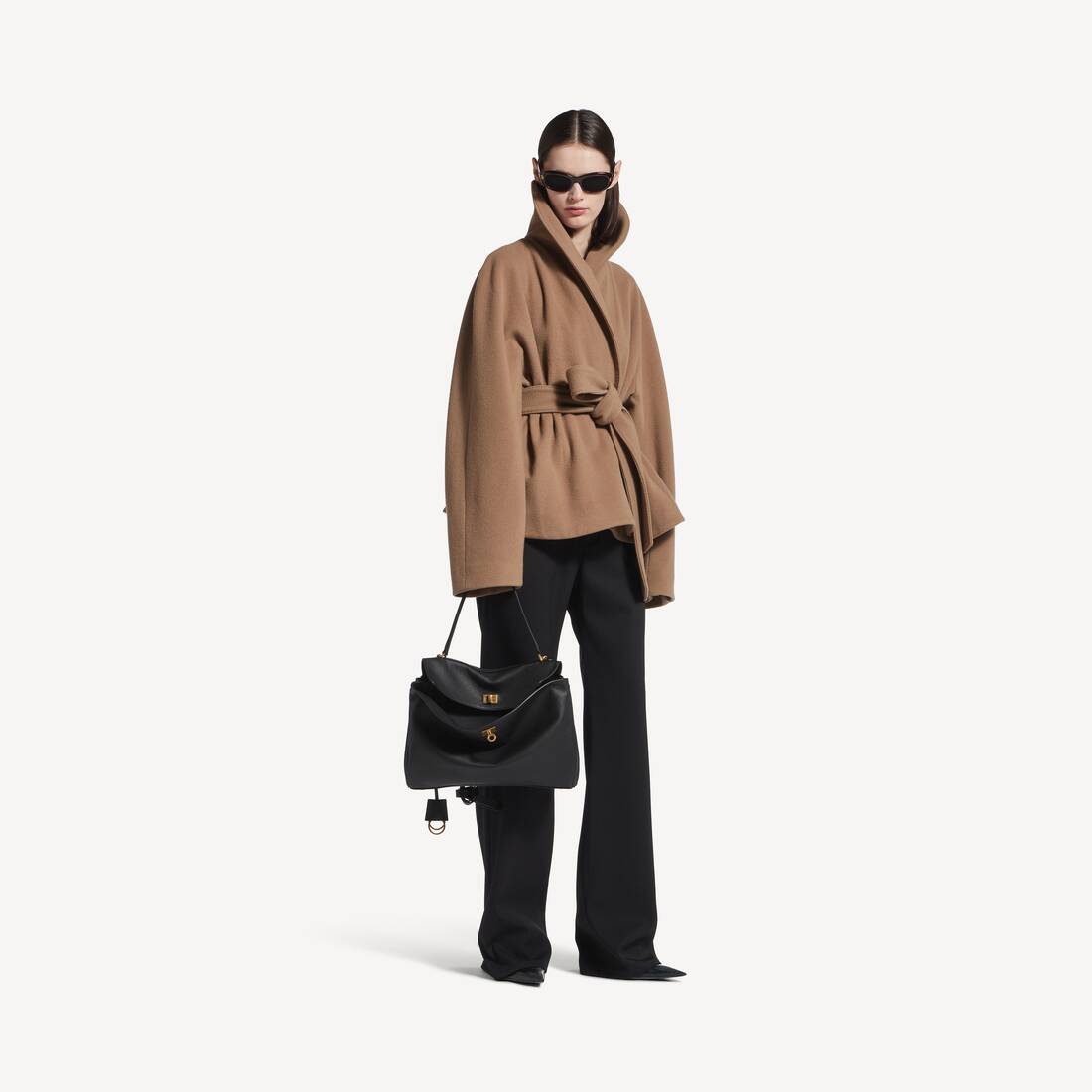 Chaqueta Corta de Mujer con Cinturón en Camel