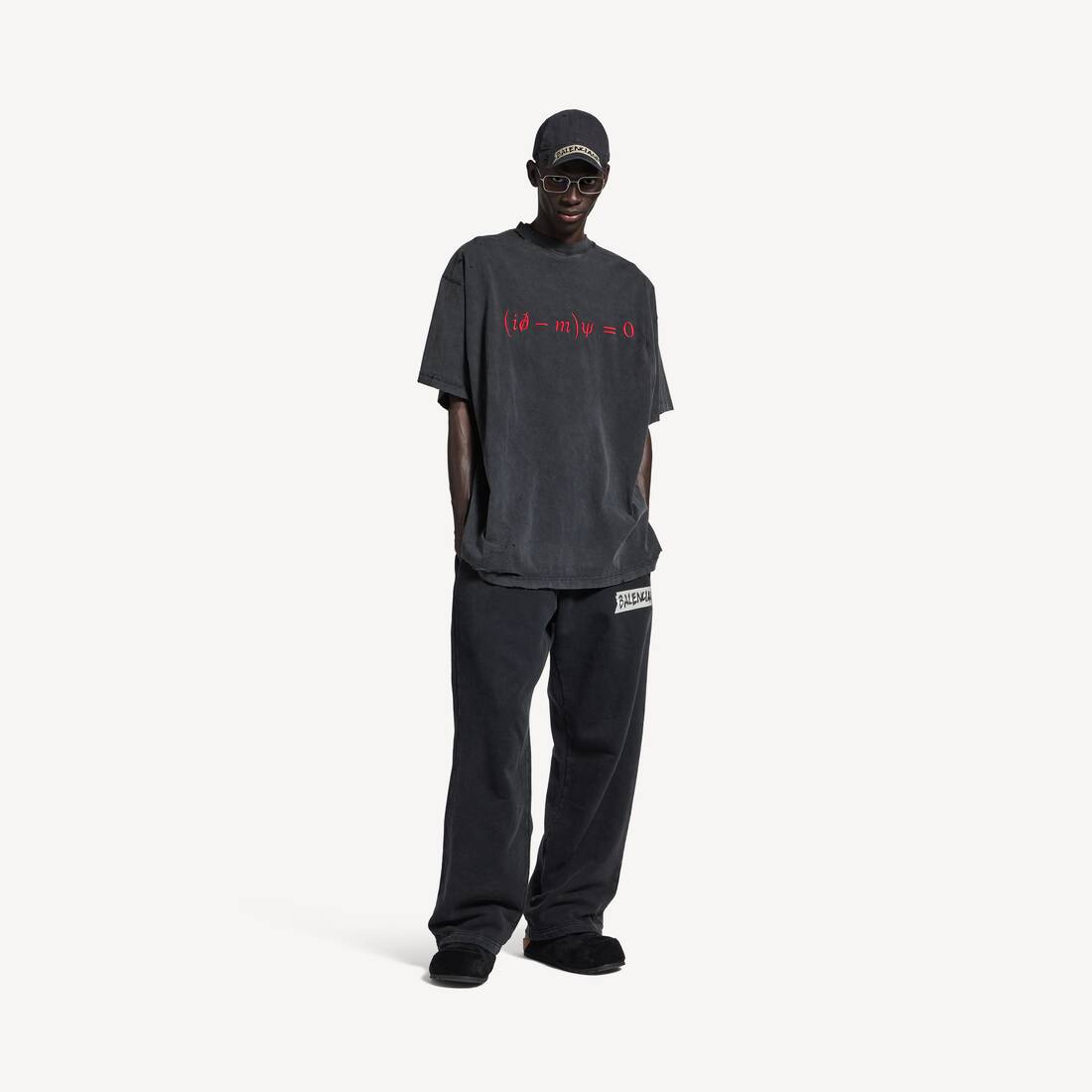 Camiseta Oversized para Hombre con Ecuación de Dirac en Negro/Rojo Desgastado