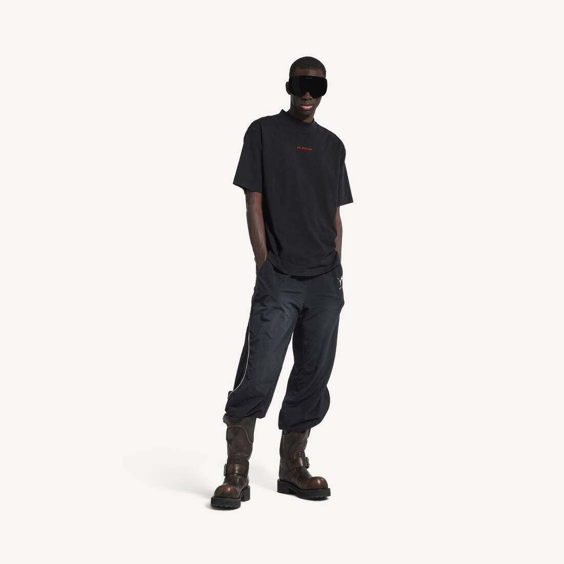 Camiseta hombre Balenciaga modelo medio en negro/rojo desgastado