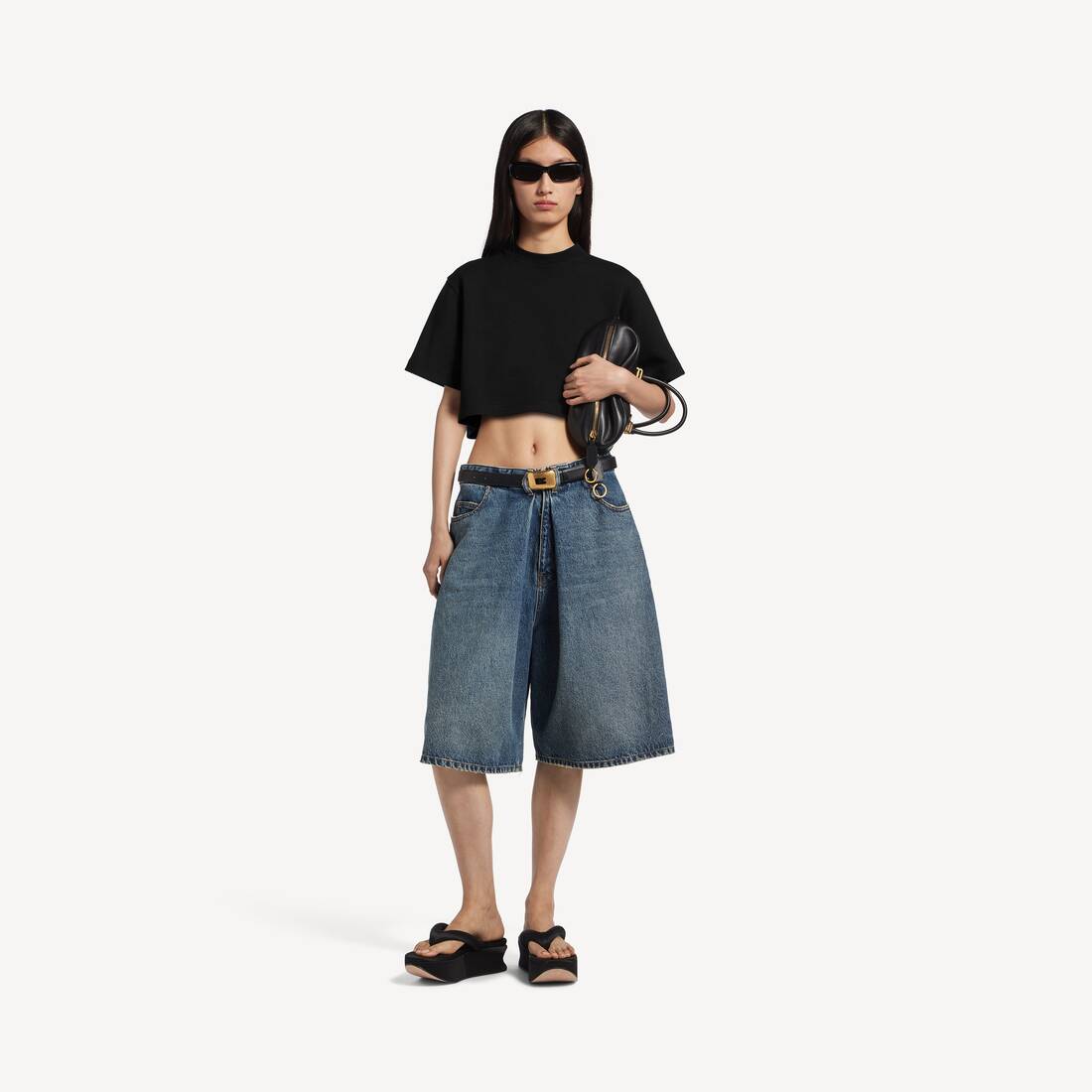 Camiseta corta para mujer en negro
