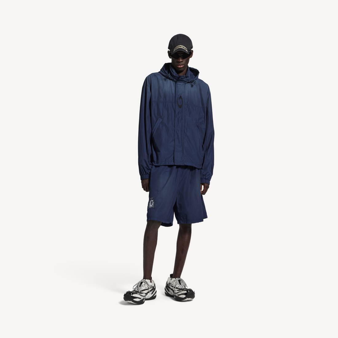Chaqueta de lluvia con capucha para hombre en azul marino