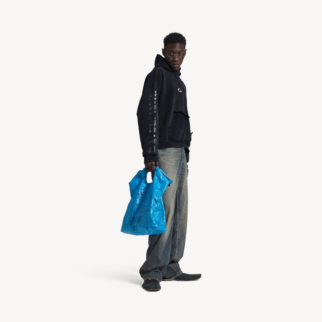 Sudadera con bolsillo rasgado y cinta transparente para hombre en negro y blanco desvanecido