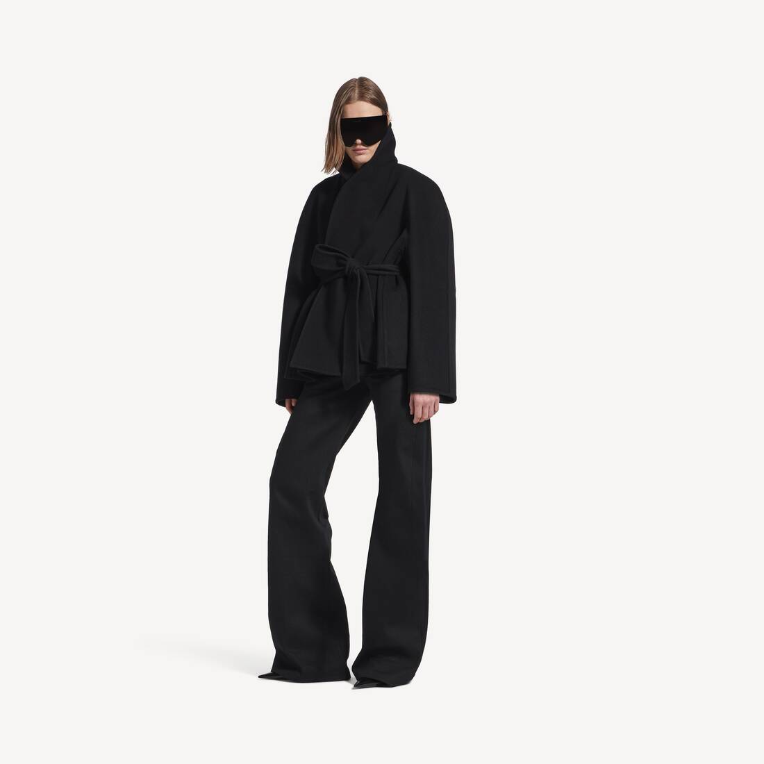Chaqueta corta tipo envolvente para mujer en negro