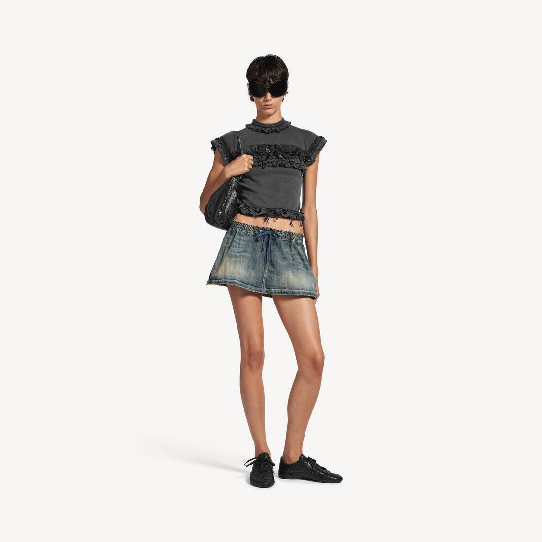 Camiseta de mujer con volantes en negro lavado