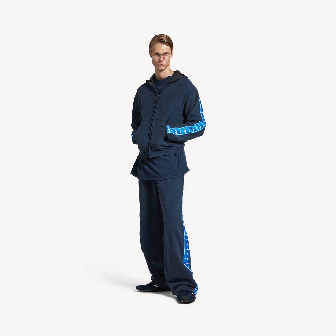 Hoodie con cierre de cremallera y parches de rayas para hombre en azul marino/azul/negro
