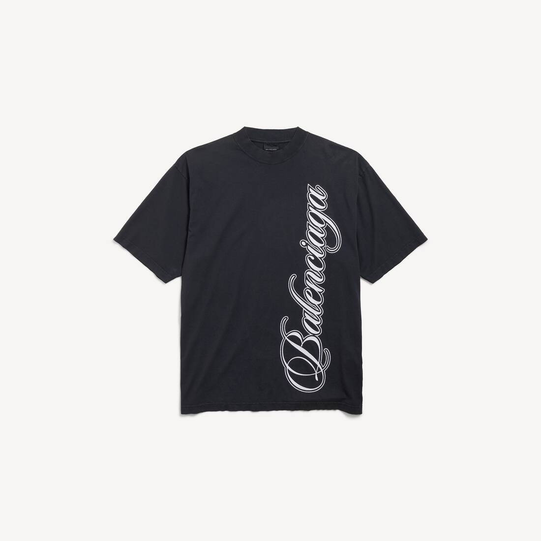 Camiseta masculina de letra cursiva con ajuste mediano en negro/blanco