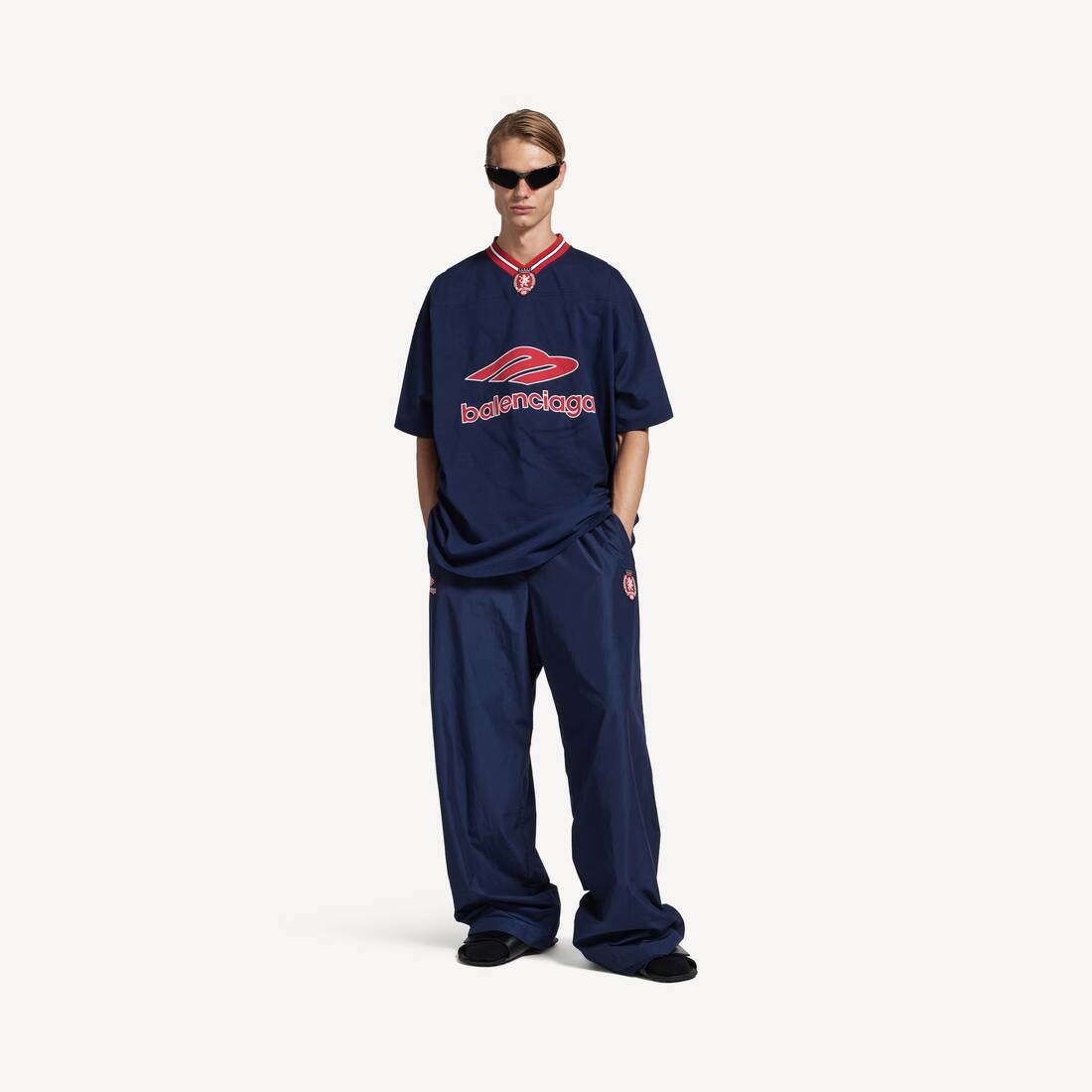 Camiseta de fútbol para hombre con cuello en V y corte oversize en azul marino/rojo